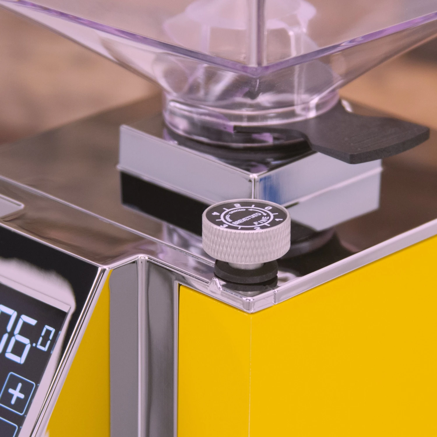 Eureka Mignon Magnifico Coffee Grinder In Yellow 9 Eureka Mignon Magnifico Coffee Grinder In Yellow - Image 9