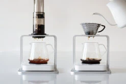 Acaia Titan Brew Stand -Coffee Discount Store P Titan Atlas 1500x1000 01 87e3ef4d e0f4 4d8d a5b5 0db6143fa19f