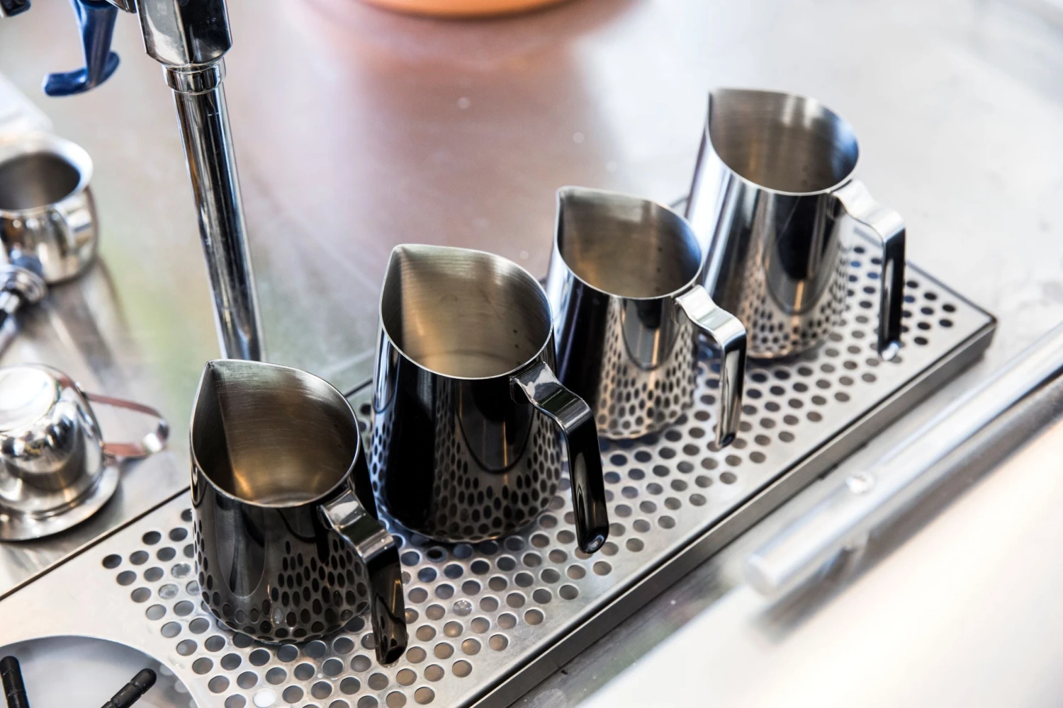 Fellow Eddy Steaming Pitcher 12oz - Graphite 5 Fellow Eddy Steaming Pitcher 12oz - Graphite - Image 5