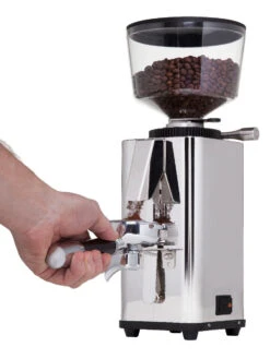 ECM S-Manuale 64 Espresso Grinder -Coffee Discount Store manuale von unten in aktion 2